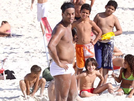 Ultima poanta in Brazilia: De ce nu a fost luat Ronaldinho la Mondial? Nu avea loc de burta in avion! Vezi ultimele imagini cu el!_2