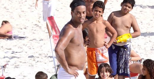 
	Ultima poanta in Brazilia: De ce nu a fost luat Ronaldinho la Mondial? Nu avea loc de burta in avion! Vezi ultimele imagini cu el!
