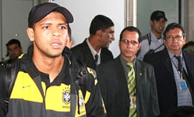 Melo a fost BLESTEMAT la aterizarea in Brazilia! A fugit din aeroport ascuns intr-o DUBA!_1