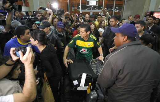 Melo a fost BLESTEMAT la aterizarea in Brazilia! A fugit din aeroport ascuns intr-o DUBA!_2