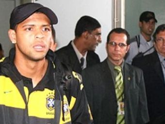 
	Melo a fost BLESTEMAT la aterizarea in Brazilia! A fugit din aeroport ascuns intr-o DUBA!
