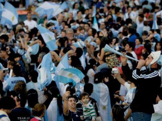 VIDEO "Pentru noi sunteti castigatori!" Isterie la revenirea Argentinei! Maradona, tratat ca un erou!_9