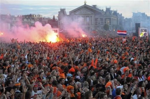 Amsterdam going wild! 50.000 de fani au innebunit la calificarea Olandei in finala!_1