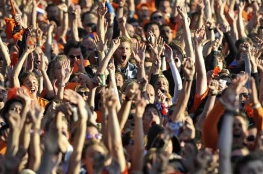 Amsterdam going wild! 50.000 de fani au innebunit la calificarea Olandei in finala!_2