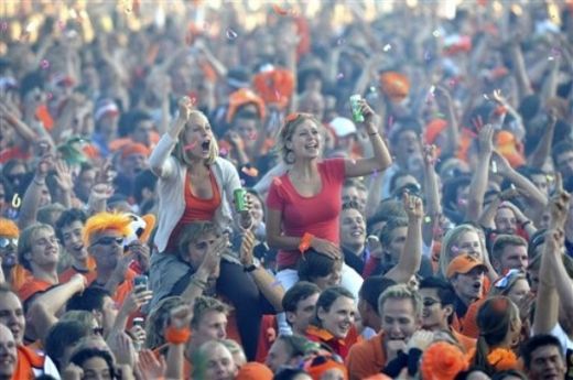 Amsterdam going wild! 50.000 de fani au innebunit la calificarea Olandei in finala!_3