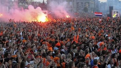Amsterdam going wild! 50.000 de fani au innebunit la calificarea Olandei in finala!_4