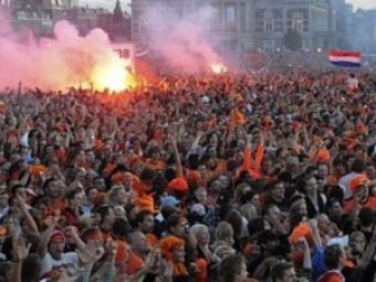 
	Amsterdam going wild! 50.000 de fani au innebunit la calificarea Olandei in finala!
