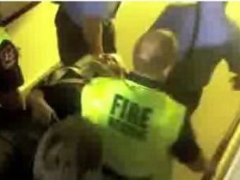
	VIDEO Omul care a sfidat MOARTEA! Un suporter a supravietuit dupa ce a cazut de la etajul doi al stadionului!
