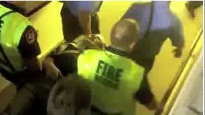 
	VIDEO Omul care a sfidat MOARTEA! Un suporter a supravietuit dupa ce a cazut de la etajul doi al stadionului!
