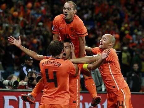FOTO Ce festa i-a facut Ooijer lui Robben dupa calificarea in finala Cupei Mondiale!_2