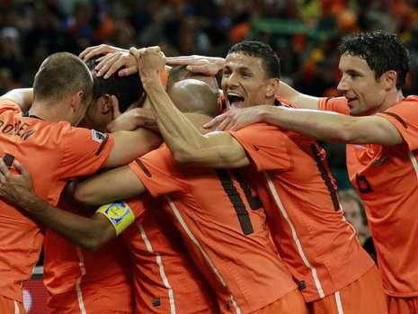 FOTO Ce festa i-a facut Ooijer lui Robben dupa calificarea in finala Cupei Mondiale!_3