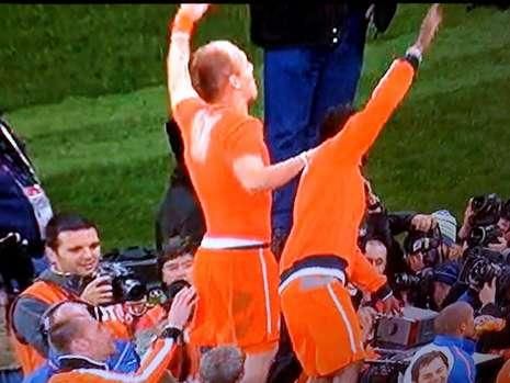 FOTO Ce festa i-a facut Ooijer lui Robben dupa calificarea in finala Cupei Mondiale!_4