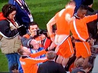 
	FOTO Ce festa i-a facut Ooijer lui Robben dupa calificarea in finala Cupei Mondiale!
