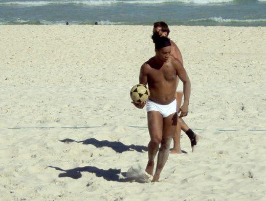 Ronaldinho si Romarinho, SHOW pe plaja in Brazilia! Ronaldinho ar putea semna cu Flamengo!_5