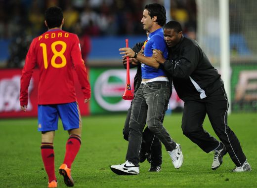 SUPER IMAGINI! Prima semifinala de Mondial intrerupta de un suporter! I-a "atacat" pe jucatori cu vuvuzela :)_1