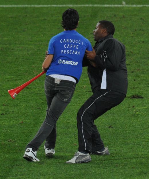 SUPER IMAGINI! Prima semifinala de Mondial intrerupta de un suporter! I-a "atacat" pe jucatori cu vuvuzela :)_3
