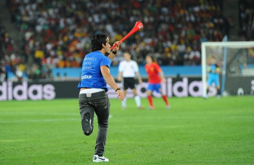 SUPER IMAGINI! Prima semifinala de Mondial intrerupta de un suporter! I-a "atacat" pe jucatori cu vuvuzela :)_8
