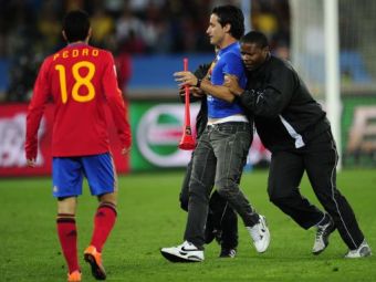 
	SUPER IMAGINI! Prima semifinala de Mondial intrerupta de un suporter! I-a &quot;atacat&quot; pe jucatori cu vuvuzela :)
