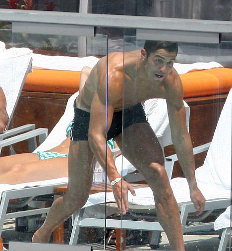 Cristiano Ronaldo a FUGIT in SUA: a fost surprins in tandreturi cu Irina la piscina!_3