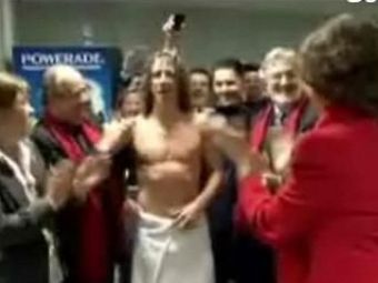 
	VIDEO SENZATIE! Regina Spaniei l-a prins GOL pe Puyol in vestiar dupa eliminarea Germaniei! :))

