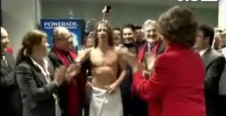
	VIDEO SENZATIE! Regina Spaniei l-a prins GOL pe Puyol in vestiar dupa eliminarea Germaniei! :))
