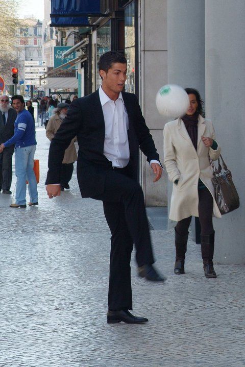 SUPER FOTO! Cristiano Ronaldo se antreneaza la costum pe strazile din New York!_1
