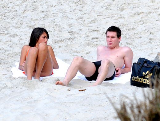 FOTO: Messi isi arata iubita! Vezi cum arata Antonella Roccuzzo, pe plaja!_1