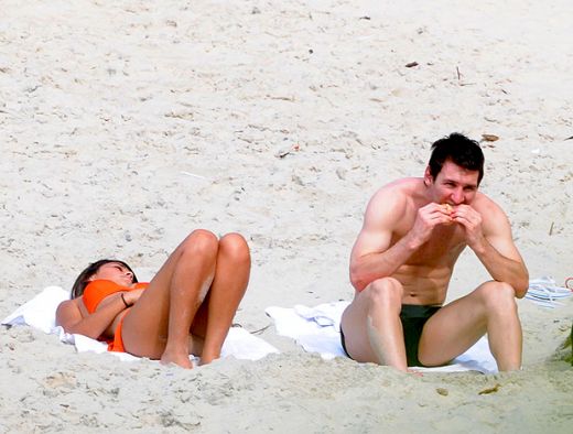 FOTO: Messi isi arata iubita! Vezi cum arata Antonella Roccuzzo, pe plaja!_2