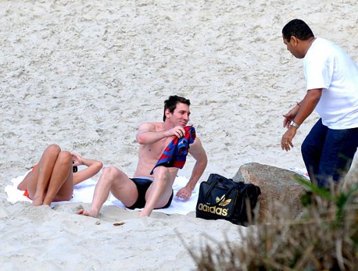 FOTO: Messi isi arata iubita! Vezi cum arata Antonella Roccuzzo, pe plaja!_3