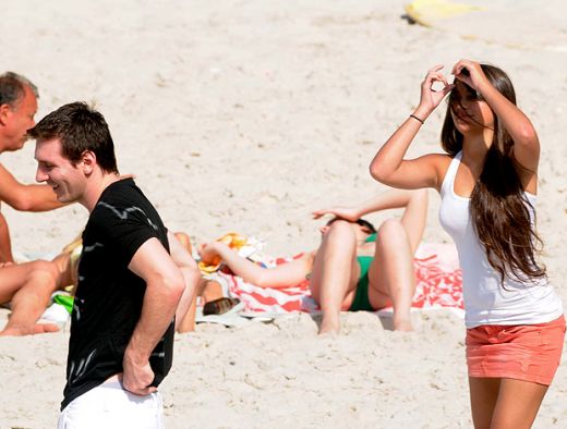 FOTO: Messi isi arata iubita! Vezi cum arata Antonella Roccuzzo, pe plaja!_5