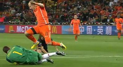 
	Robben nebun de furie dupa ce a fost faultat de Puyol! Merita rosu spaniolul?
