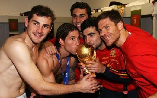 VIIDEO / Jucatorii Spaniei au sarbatorit cu BERE in vestiar! Fabregas si Puyol l-au imitat pe Al Bundy :))_28