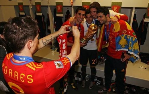 VIIDEO / Jucatorii Spaniei au sarbatorit cu BERE in vestiar! Fabregas si Puyol l-au imitat pe Al Bundy :))_30