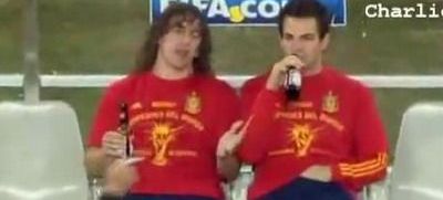 VIIDEO / Jucatorii Spaniei au sarbatorit cu BERE in vestiar! Fabregas si Puyol l-au imitat pe Al Bundy :))_34