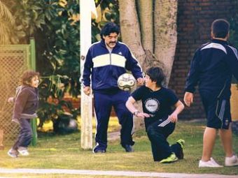 
	FOTO / Maradona se relaxeaza alaturi de copiii iubitei sale:
