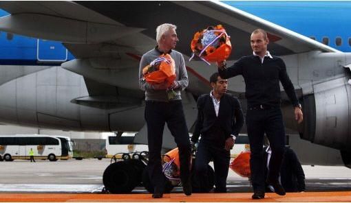 Avionul care a adus acasa delegatia Olandei a fost escortat de 2 avioane de vanatoare F-16 vopsite in portocaliu!_1