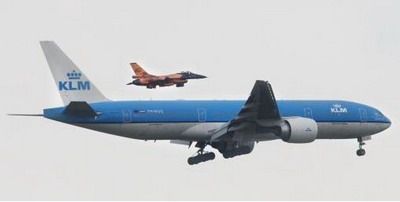 Avionul care a adus acasa delegatia Olandei a fost escortat de 2 avioane de vanatoare F-16 vopsite in portocaliu!_2