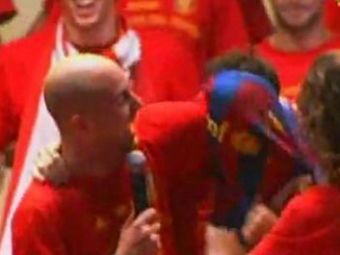 
	VIDEO / Cum l-au imbracat Pique si Puyol pe Fabregas la prezentarea Spaniei!
