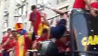 
	VIDEO / Ametit de bautura, Arbeloa era sa cada din autobuzul descoperit! :)))
