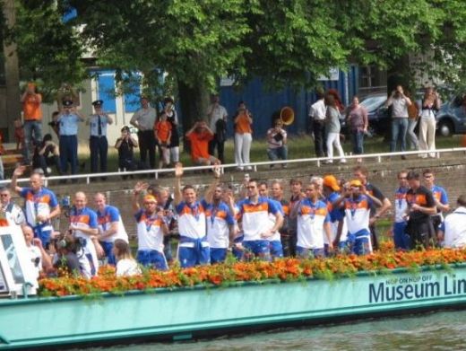 500.000 de persoane s-au adunat sa ii vada pe Robben si compania la Amsterdam!_3