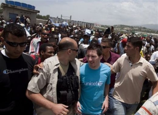 FOTO: Messi, primit ca un erou in Haiti: mii de fani l-au asteptat in Port-au-Prince!_1