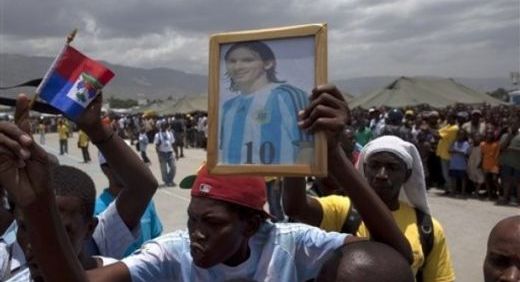 FOTO: Messi, primit ca un erou in Haiti: mii de fani l-au asteptat in Port-au-Prince!_13