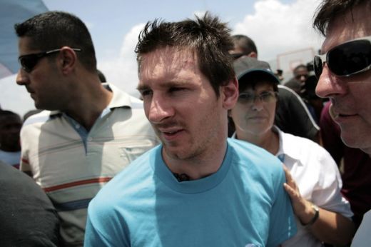 FOTO: Messi, primit ca un erou in Haiti: mii de fani l-au asteptat in Port-au-Prince!_5