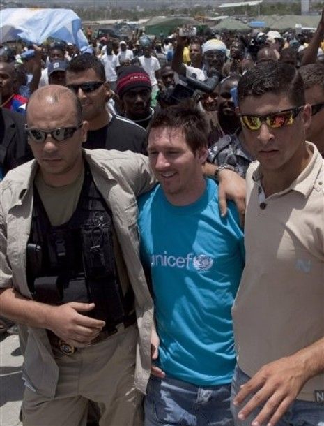 FOTO: Messi, primit ca un erou in Haiti: mii de fani l-au asteptat in Port-au-Prince!_6