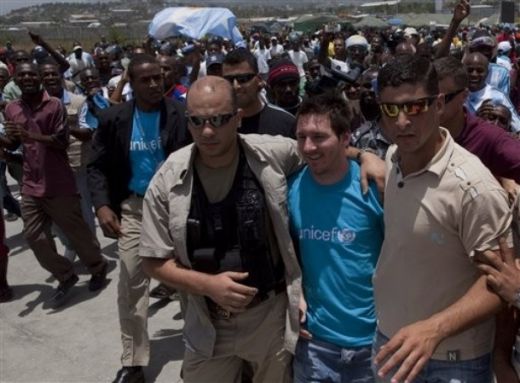 FOTO: Messi, primit ca un erou in Haiti: mii de fani l-au asteptat in Port-au-Prince!_8