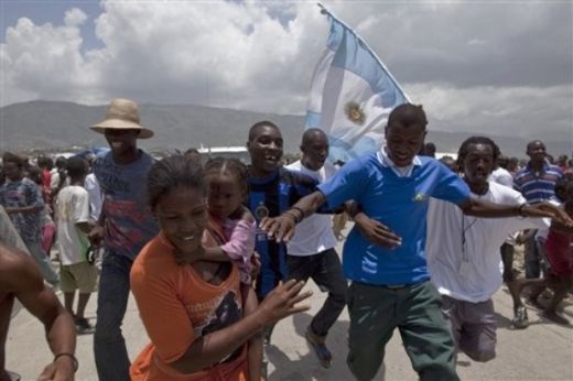 FOTO: Messi, primit ca un erou in Haiti: mii de fani l-au asteptat in Port-au-Prince!_9