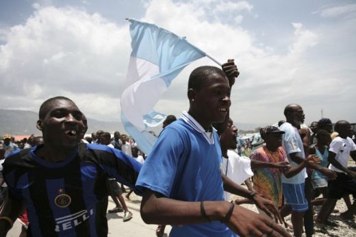 FOTO: Messi, primit ca un erou in Haiti: mii de fani l-au asteptat in Port-au-Prince!_10
