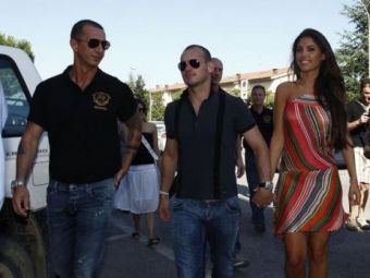 
	FOTO! Sneijder si superba Yolanthe Cabau au ajuns la Siena, unde se vor casatori!
