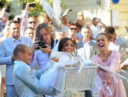 VIDEO / Sneijder a avut o nunta de VIS cu frumoasa Yolanthe! Vezi cum s-au imbracat Chivu si Adelina:_13