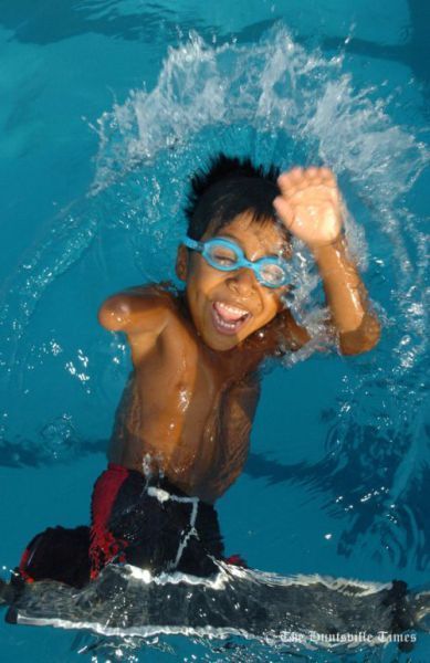 Imagini CUTREMURATOARE! A invatat sa inoate la 6 ani fara picioare si o mana! FOTO_2